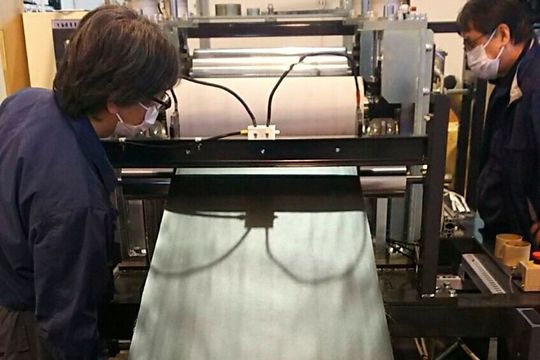 Neue undirektionale Tape-Anlage bei Maru Hachi in Fukiu/Japan. Die Tapes basieren auf Hochleistungsfasern wie Kohlenstoff, Aramid, Glas oder Naturfasern und einer Matrix aus Hochleistungspolymeren wie PPS oder PEEK. Neue undirektionale Tape-Anlage bei Maru Hachi in Fukiu/Japan. Die Tapes basieren auf Hochleistungsfasern wie Kohlenstoff, Aramid, Glas oder Naturfasern und einer Matrix aus Hochleistungspolymeren wie PPS oder PEEK.