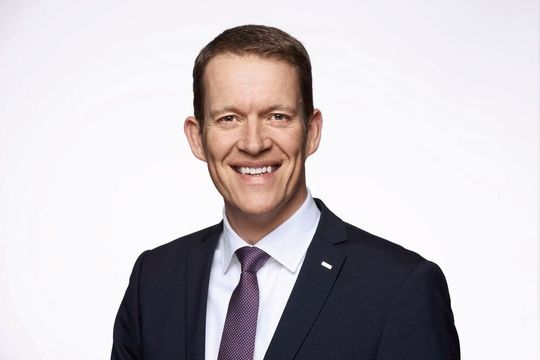 Mit Augenmaß und Agilität will Burkhard Eling als neuer CEO Dachser zum weltweit integriertesten Logistikdienstleister entwickeln. Mit Augenmaß und Agilität will Burkhard Eling als neuer CEO Dachser zum weltweit integriertesten Logistikdienstleister entwickeln.