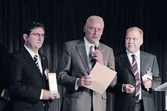 Marcello Perrone (l.), Projektleiter von BauFlow, und Joachim Bordt, Landrat des Landkreises Harburg, nehmen den eGovernment-Preis von Wilfried Erber (r.), Mitglied der Geschäftsführung von BearingPoint, entgegen Marcello Perrone (l.), Projektleiter von BauFlow, und Joachim Bordt, Landrat des Landkreises Harburg, nehmen den eGovernment-Preis von Wilfried Erber (r.), Mitglied der Geschäftsführung von BearingPoint, entgegen