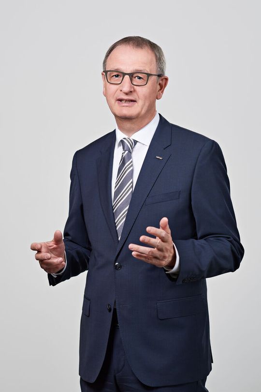 VDW-Geschäftsführer Dr. Wilfried Schäfer gibt im Interview Einblicke in das Programm der Metav Digital. VDW-Geschäftsführer Dr. Wilfried Schäfer gibt im Interview Einblicke in das Programm der Metav Digital.