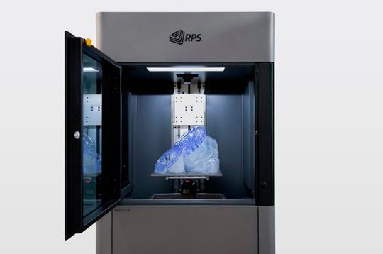 Der 3D-Drucker Neo 800 von RPS soll die Herstellung von groβen Bauteilen mit hervorragender Oberflächenqualität und Genauigkeit ermöglichen. Der 3D-Drucker Neo 800 von RPS soll die Herstellung von groβen Bauteilen mit hervorragender Oberflächenqualität und Genauigkeit ermöglichen.