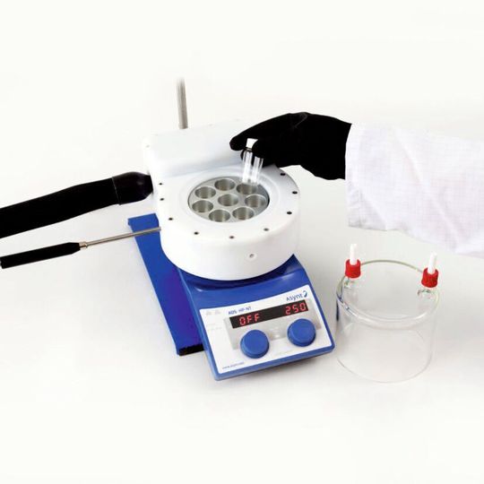 The Frosyn can be used with either a set of standard insets for round bottom flasks from 50 to 500 ml, or with custom manufactured reaction vial holding plates. The Frosyn can be used with either a set of standard insets for round bottom flasks from 50 to 500 ml, or with custom manufactured reaction vial holding plates.