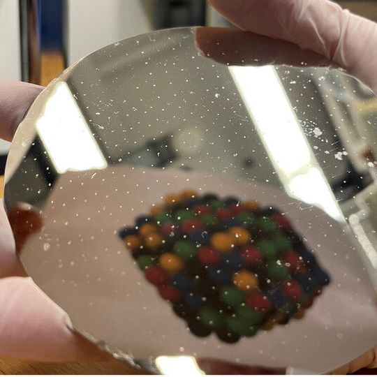 Hunderte möglicher Materialkombinationen lassen sich auf einem solchen Träger prüfen. Hunderte möglicher Materialkombinationen lassen sich auf einem solchen Träger prüfen.