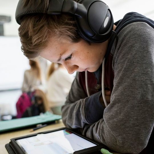 Ob PC, Notebook oder Laptop – für Schüler zählt die reibungslose digitale Lernerfahrung. Ob PC, Notebook oder Laptop – für Schüler zählt die reibungslose digitale Lernerfahrung.