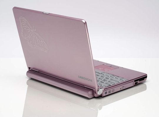 Über 300 Swarovski-Steine zieren das Akoya S2210 von Medion. Über 300 Swarovski-Steine zieren das Akoya S2210 von Medion.