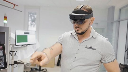 Die Hololens im Einsatz bei der Hilpert Electronics AG. Die Hololens im Einsatz bei der Hilpert Electronics AG.