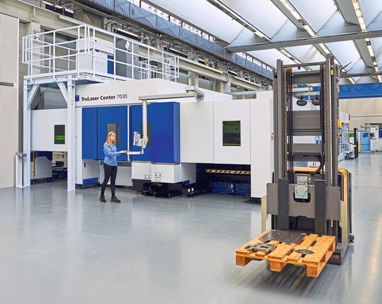 Ein Flurförderzeug von Jungheinrich transportiert in der „Smart Factory“ von Trumpf in Ditzingen Teile auf einer Europalette fahrerlos zu den einzelnen Werkzeugmaschinen. Ein Flurförderzeug von Jungheinrich transportiert in der „Smart Factory“ von Trumpf in Ditzingen Teile auf einer Europalette fahrerlos zu den einzelnen Werkzeugmaschinen.