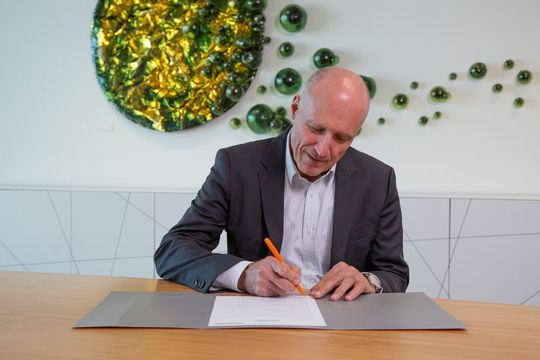 Vanderlande engagiert sich für das Klimschutzversprechen von Amazon und Global Optimism. Vanderlandes CEO Remo Brunschwiler ist hier bei der Unterzeichnung des Vertrages zu sehen. Vanderlande engagiert sich für das Klimschutzversprechen von Amazon und Global Optimism. Vanderlandes CEO Remo Brunschwiler ist hier bei der Unterzeichnung des Vertrages zu sehen.