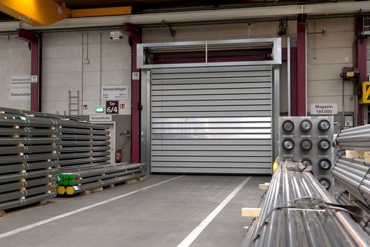 Damit der Stahl-Lärm drin und die Ruhe draußen bleiben, setzt Fischer auf Efaflex-Tore. Damit der Stahl-Lärm drin und die Ruhe draußen bleiben, setzt Fischer auf Efaflex-Tore.