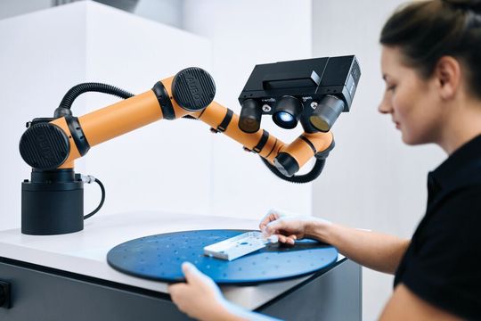 Thanks to the Blue Light Equalizer and fast data processing, Atos Q features an outstanding performance. Thanks to the Blue Light Equalizer and fast data processing, Atos Q features an outstanding performance.