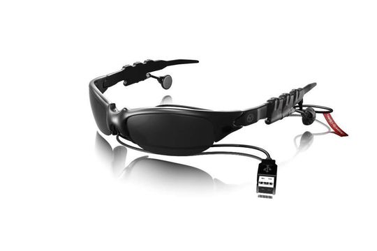 Tobit vereint Sonnenbrille, Freisprecheinrichtung und MP3-Player im Playmate SG-1. Tobit vereint Sonnenbrille, Freisprecheinrichtung und MP3-Player im Playmate SG-1.