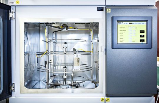 Die Laborbewitterung von Kunststoffbauteilen ist ein Test von vielen. Gemeinsam mit Industriepartnern passen die Darmstädter Forschenden diese an die jeweilige Fragestellung an. Die Laborbewitterung von Kunststoffbauteilen ist ein Test von vielen. Gemeinsam mit Industriepartnern passen die Darmstädter Forschenden diese an die jeweilige Fragestellung an.