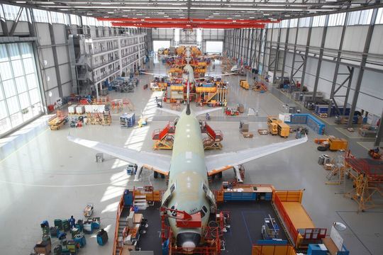 Ein A320 im Hangar. Ceva Logistics hat den Airbus-Auftrag zur Produktionsversorgung im Hamburger Werk gewonnen. Ein A320 im Hangar. Ceva Logistics hat den Airbus-Auftrag zur Produktionsversorgung im Hamburger Werk gewonnen.