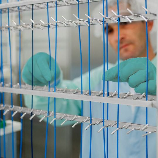 Die Studie des Fraunhofer Umsicht zeigt, dass das Medical Remanufacturing von medizinischen Einwegprodukten den CO2-Fußabdruck und den Ressourcenverbrauch senken kann. Die Studie des Fraunhofer Umsicht zeigt, dass das Medical Remanufacturing von medizinischen Einwegprodukten den CO2-Fußabdruck und den Ressourcenverbrauch senken kann.