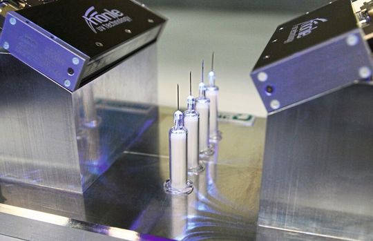 Der UV-Klebstoff an den Spritzennadeln wird mit UV-Licht ausgehärtet.