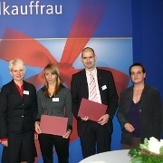 Birgit Behrens (ZDK, li.) und Dorothee von Baudissin (AKA, re.) gratulierten den AKA-Top-Trainees Stefanie Siebert und Bernd Schäfer. Birgit Behrens (ZDK, li.) und Dorothee von Baudissin (AKA, re.) gratulierten den AKA-Top-Trainees Stefanie Siebert und Bernd Schäfer.
