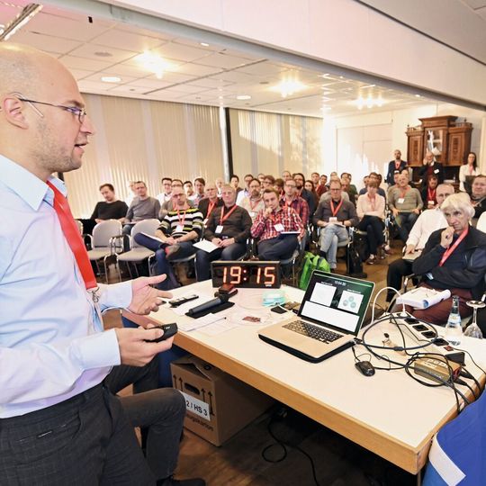 Software-Experten präsentieren vor Fachpublikum: Über 1200 Software-Entwickler aus Industrie, Forschung und Lehre finden sich jedes Jahr auf dem ESE Kongress in Sindelfingen ein. Software-Experten präsentieren vor Fachpublikum: Über 1200 Software-Entwickler aus Industrie, Forschung und Lehre finden sich jedes Jahr auf dem ESE Kongress in Sindelfingen ein.