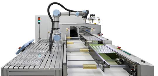 Mit seinen State-of-the-art Laser-Nutzentrennsystemen bietet der Laserexperte LPKF nun auch etwas Neues für das Handling von Leiterplatten vor und nach dem Schneidprozess. Hier die Cobot-Variante. Mit seinen State-of-the-art Laser-Nutzentrennsystemen bietet der Laserexperte LPKF nun auch etwas Neues für das Handling von Leiterplatten vor und nach dem Schneidprozess. Hier die Cobot-Variante.