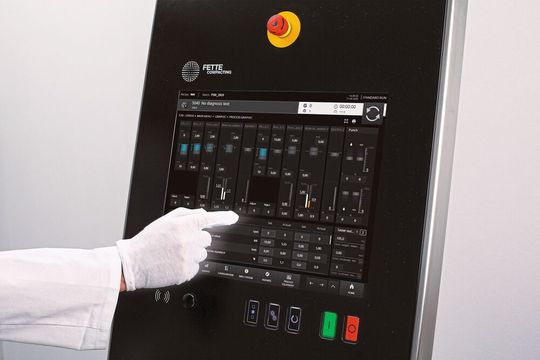 Das HMI-Terminal lässt sich frei im Raum positionieren.