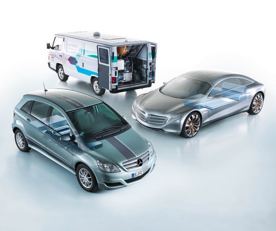 30 Jahre Brennstoffzelle bei Daimler! Im Necar füllte die Technologie noch den ganzen Nutzraum. Im Vordergrud, bei der B-Klasse F-Cell und dem Forschungsboliden F125, sieht das schon anders aus... 30 Jahre Brennstoffzelle bei Daimler! Im Necar füllte die Technologie noch den ganzen Nutzraum. Im Vordergrud, bei der B-Klasse F-Cell und dem Forschungsboliden F125, sieht das schon anders aus...