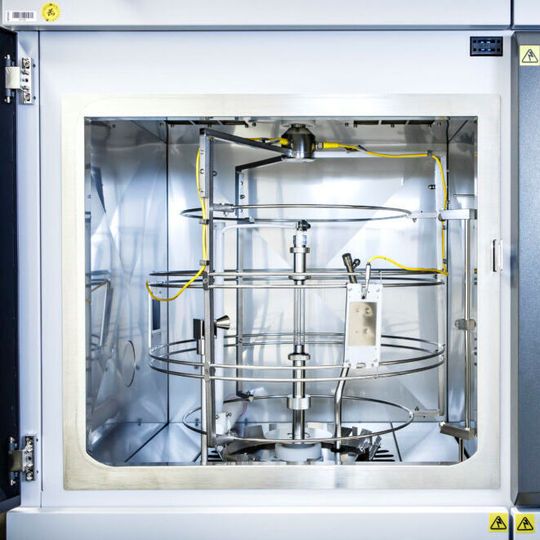Laboratory weathering of plastic components is just one test of many. Together with industrial partners, the Darmstadt researchers adapt it to the respective problem. Laboratory weathering of plastic components is just one test of many. Together with industrial partners, the Darmstadt researchers adapt it to the respective problem.