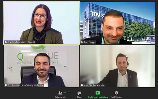 Der Dialog stand bei dem Symposium im Vordergrund: Medical-Mountains-Geschäftsführerin Julia Steckeler erläuterte mit den Referenten Max Singh (TÜV Süd Product Service; oben rechts), Dr. Bassil Akra (Qunique; unten links) und Tobias Hensler (MDC Medical Device Certification; unten rechts) Fragen aus dem Publikum. Der Dialog stand bei dem Symposium im Vordergrund: Medical-Mountains-Geschäftsführerin Julia Steckeler erläuterte mit den Referenten Max Singh (TÜV Süd Product Service; oben rechts), Dr. Bassil Akra (Qunique; unten links) und Tobias Hensler (MDC Medical Device Certification; unten rechts) Fragen aus dem Publikum.