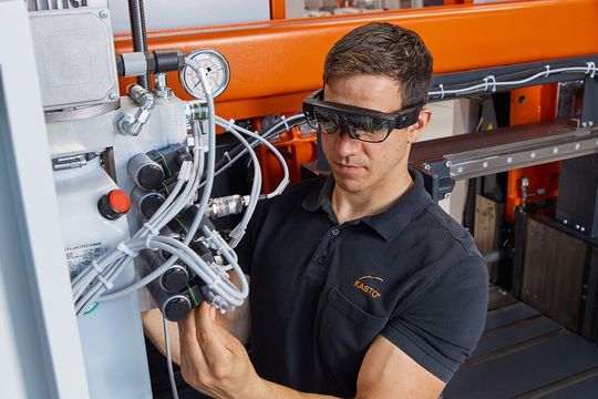 Retrofit und Maintenance heißen die Zauberworte, hinter denen sich Maßnahmen verstecken, die Lagersysteme und Sägeanlagen fit halten. Und mit Visualassistance, sagt Kasto, geht das auch aus der Ferne... Retrofit und Maintenance heißen die Zauberworte, hinter denen sich Maßnahmen verstecken, die Lagersysteme und Sägeanlagen fit halten. Und mit Visualassistance, sagt Kasto, geht das auch aus der Ferne...