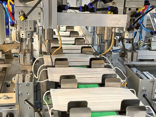 Nur mithilfe von flexiblen Steuerungs- und IO-komponenten war es Beckmann Automation möglich, innerhalb kurzer Zeit eine Maskenproduktionslinie aufzubauen. Nur mithilfe von flexiblen Steuerungs- und IO-komponenten war es Beckmann Automation möglich, innerhalb kurzer Zeit eine Maskenproduktionslinie aufzubauen.