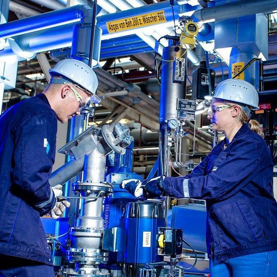 Über 3000 Mitarbeiter an 40 Standorten sind für Bilfinger Engineering & Maintenance tätig. Über 3000 Mitarbeiter an 40 Standorten sind für Bilfinger Engineering & Maintenance tätig.