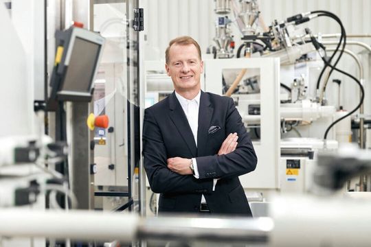 Dr. Michael Ruf, CEO von Krauss-Maffei, bestätigt: „Wir verkaufen Krauss-Maffei Austria an die bei Wien verortete Luger GmbH!“ Dieser Schritt gehöre zur strategischen Neuausrichtung des Münchener Maschinenbauers. Dr. Michael Ruf, CEO von Krauss-Maffei, bestätigt: „Wir verkaufen Krauss-Maffei Austria an die bei Wien verortete Luger GmbH!“ Dieser Schritt gehöre zur strategischen Neuausrichtung des Münchener Maschinenbauers.