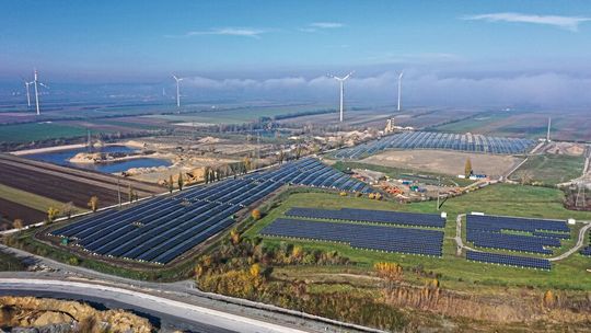 Auch das Kabel- und Verbindungstechnik-Unternehmen Lapp hatte 2020 mit einem Umsatzrückgang zu kämpfen, trotz deutlicher Umsatzzuwächse in den Bereichen Photovoltaik und industrielle Kommunikation. Im Bild zu sehen: die größte Photovoltaik-Freiflächenanlage Österreichs mit 34.600 Modulen. Auch das Kabel- und Verbindungstechnik-Unternehmen Lapp hatte 2020 mit einem Umsatzrückgang zu kämpfen, trotz deutlicher Umsatzzuwächse in den Bereichen Photovoltaik und industrielle Kommunikation. Im Bild zu sehen: die größte Photovoltaik-Freiflächenanlage Österreichs mit 34.600 Modulen.