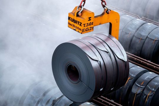 Optimierte Blechlagerlogistik macht produktiv! Eine von Thyssenkrupp Hohenlimburg entwickeltes mathematisches Modell, führe nämlich dazu, dass jedes einzelne Coil „weiß“, wann es die optimale Temperatur hat, und zum nächsten Verarbeitungsstep kann. Optimierte Blechlagerlogistik macht produktiv! Eine von Thyssenkrupp Hohenlimburg entwickeltes mathematisches Modell, führe nämlich dazu, dass jedes einzelne Coil „weiß“, wann es die optimale Temperatur hat, und zum nächsten Verarbeitungsstep kann.