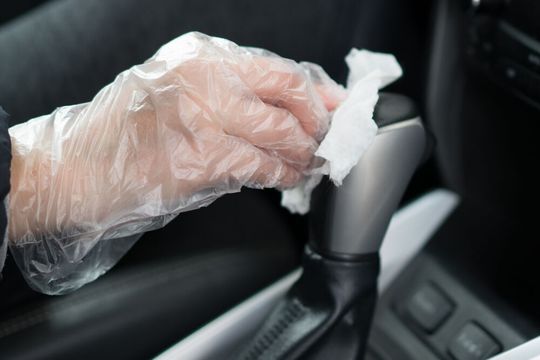 Dauerhafte Hygiene im Lkw: Das Antikeim-Versiegelungstuch der Logis Group befreit Oberflächen wie die von Schaltknäufen oder Lenkrädern für ein Jahr von Coronaviren. Dauerhafte Hygiene im Lkw: Das Antikeim-Versiegelungstuch der Logis Group befreit Oberflächen wie die von Schaltknäufen oder Lenkrädern für ein Jahr von Coronaviren.