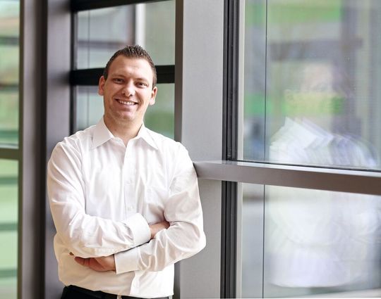 „Man möchte denken, dass acht und acht sechzehn sind. Das ist hier aber definitiv nicht der Fall. Denn die Verbindung zwischen den beiden 8-Port-Switche ist nicht auf die Verarbeitung großer Datenmengen ausgelegt. Unser Gerät ist ein reiner 16-Port-Switch mit dem passenden Controller-Chip. Es arbeitet zuverlässig und hat die nötige Leistungsstärke“, sagt Dennis Zimmer, Produktmanager Switche, bei Murrelektronik.