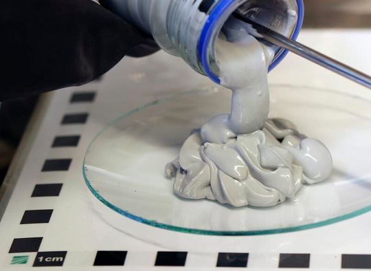 Das ist die sogenannte Powerpaste des Fraunhofer-IFAM. Sie kann Wasserstoff chemisch speichern, um diesen Energielieferanten der Zukunft auch für E-Scooter et cetera nutzbar zu machen. Das ist die sogenannte Powerpaste des Fraunhofer-IFAM. Sie kann Wasserstoff chemisch speichern, um diesen Energielieferanten der Zukunft auch für E-Scooter et cetera nutzbar zu machen.