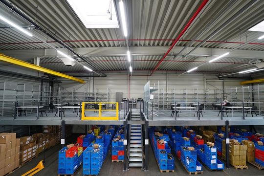 Oben ist Ruhe und unten wird gearbeitet. Dieses raumoptimale Lagerkonzept stammt von Hahn & Groh. Es unterstützt jetzt den Materialfluss bei Fuljoyment in Brüsewitz. Oben ist Ruhe und unten wird gearbeitet. Dieses raumoptimale Lagerkonzept stammt von Hahn & Groh. Es unterstützt jetzt den Materialfluss bei Fuljoyment in Brüsewitz.
