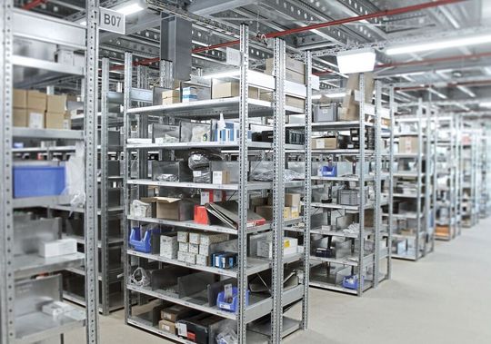 Die Fachbodenregale bieten bei einer Fachlast von 100 kg und einer Feldlast von jeweils bis zu 385 kg auf den Bühnenebenen rund 26.000 Lagerplätze für Kleinartikel. Die Fachbodenregale bieten bei einer Fachlast von 100 kg und einer Feldlast von jeweils bis zu 385 kg auf den Bühnenebenen rund 26.000 Lagerplätze für Kleinartikel.