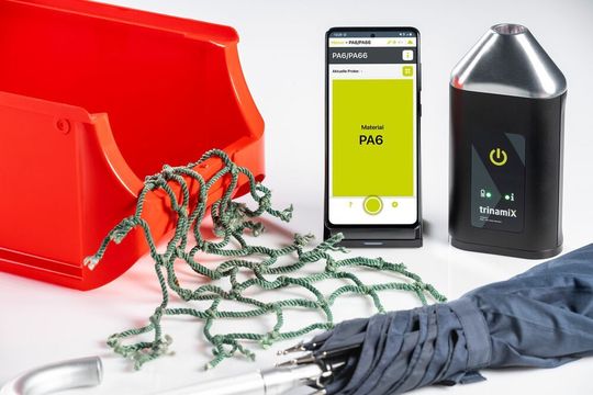 Der kleine Unterschied! Die BASF-Tochter Trinamix hat eine mobile Möglichkeit entwickelt mit der man durch nahes Infrarotlicht Polyamid 6 von Polyamid 66 (PA6 respektive PA66) unterscheiden kann. Der kleine Unterschied! Die BASF-Tochter Trinamix hat eine mobile Möglichkeit entwickelt mit der man durch nahes Infrarotlicht Polyamid 6 von Polyamid 66 (PA6 respektive PA66) unterscheiden kann.