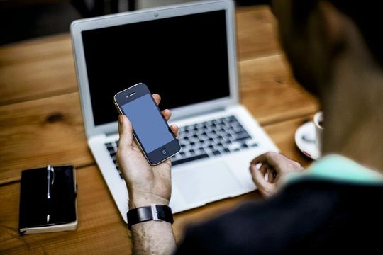Die Zielgruppe digital erreichen – beispielsweise über Social Media und virtuelle Veranstaltungen. Eine Möglichkeit für Medizinprodukte-Unternehmen? (Symbolbild) Die Zielgruppe digital erreichen – beispielsweise über Social Media und virtuelle Veranstaltungen. Eine Möglichkeit für Medizinprodukte-Unternehmen? (Symbolbild)