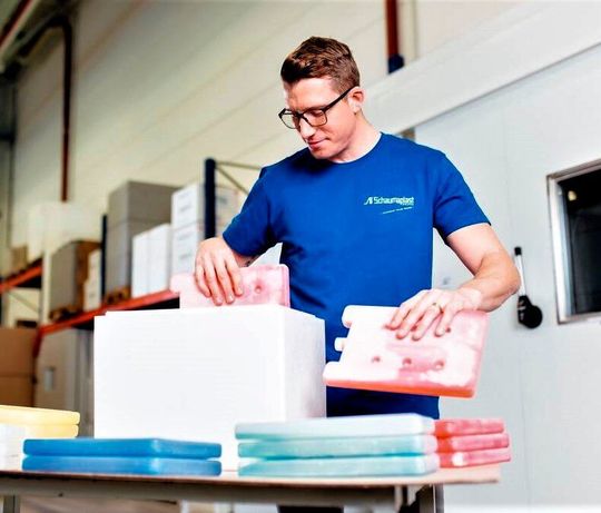 Doppelt gut ist diese „grüne“ Box in Bezug auf die prozesssichere Impfstofflogistik. Drei Unternehmen haben sie mit ihrem Know-how Realtität werden lassen und Schaumstoffe sind dabei essenziell. Doppelt gut ist diese „grüne“ Box in Bezug auf die prozesssichere Impfstofflogistik. Drei Unternehmen haben sie mit ihrem Know-how Realtität werden lassen und Schaumstoffe sind dabei essenziell.