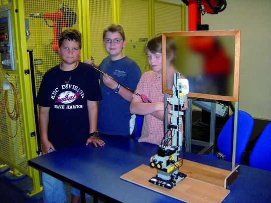 Stolze Schüler mit ihrem preisgekrönten Lego-Roboter: Der Reis Robotics Invention Award findet in den 6. Klassen der Schulen so großen Anklang, dass die Technikbegeisterung der Kinder spürbar gestiegen ist. Bild: Reis Stolze Schüler mit ihrem preisgekrönten Lego-Roboter: Der Reis Robotics Invention Award findet in den 6. Klassen der Schulen so großen Anklang, dass die Technikbegeisterung der Kinder spürbar gestiegen ist. Bild: Reis