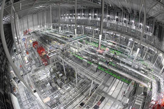 Mit Omni Channel Machinery (OCM) bringt Witron ein neues Konzept an den Start, das sämtliche horizontalen und vertikalen Player von Omnichannel-Netzwerken integriert. Mit Omni Channel Machinery (OCM) bringt Witron ein neues Konzept an den Start, das sämtliche horizontalen und vertikalen Player von Omnichannel-Netzwerken integriert.