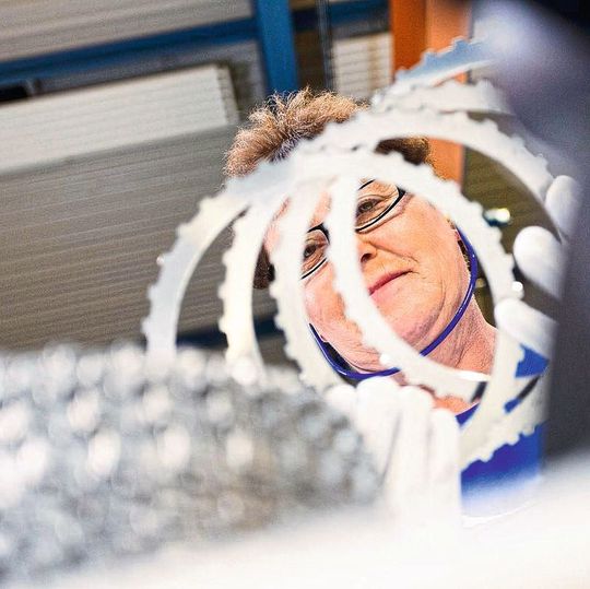 Feintool ist ein international agierender Technologie- und Marktführer in den Technologien Feinschneiden, Umformen und E-Blechstanzen zur Verarbeitung von Stahlblechen. Feintool ist ein international agierender Technologie- und Marktführer in den Technologien Feinschneiden, Umformen und E-Blechstanzen zur Verarbeitung von Stahlblechen.