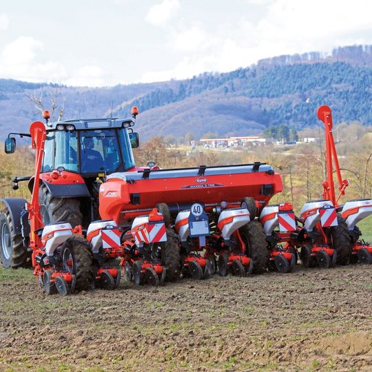 Bucher Industries ist ein weltweit tätiger Technologiekonzern mit führenden Marktstellungen in Spezialgebieten des Maschinen- und Fahrzeugbaus, im Bild Einzelkornsämaschine Maxima. Bucher Industries ist ein weltweit tätiger Technologiekonzern mit führenden Marktstellungen in Spezialgebieten des Maschinen- und Fahrzeugbaus, im Bild Einzelkornsämaschine Maxima.