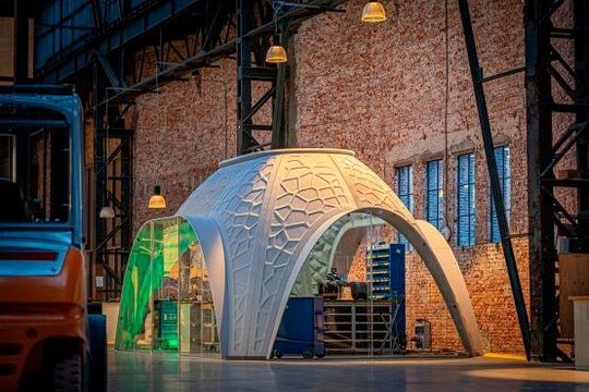 Die nachhaltige Immobilienlösung R-IGLO aus dem 3D-Drucker besteht aus flexibel einzupassenden Elementen aus PETG-Material (mit Glykol modifiziertes PET). Die nachhaltige Immobilienlösung R-IGLO aus dem 3D-Drucker besteht aus flexibel einzupassenden Elementen aus PETG-Material (mit Glykol modifiziertes PET).