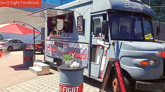 In etwas anderer Farbgebung war der „6-0-8“ früher ein Paketlieferwagen. In etwas anderer Farbgebung war der „6-0-8“ früher ein Paketlieferwagen.