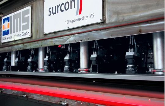 Final führten die Verifizierung früherer Testergebnisse sowie die ergänzend durchgeführten Vor- Ort-Evaluierungen zu dem heute optimal gestalteten Setup der Surcon-2D-Oberflächeninspektion für die konstante Detektion über die gesamte Bandbreite von Aluminiumbändern. Final führten die Verifizierung früherer Testergebnisse sowie die ergänzend durchgeführten Vor- Ort-Evaluierungen zu dem heute optimal gestalteten Setup der Surcon-2D-Oberflächeninspektion für die konstante Detektion über die gesamte Bandbreite von Aluminiumbändern.