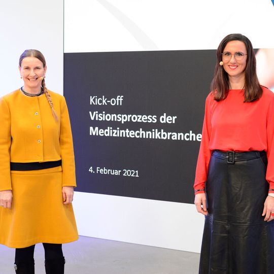 Visionäre willkommen: Medical Mountains-Geschäftsführerin Yvonne Glienke (rechts) und Ressortleiterin Britta Norwat haben das Kick-off-Event moderiert und freuen sich nun darauf, weitere Teilnehmer beim ersten Meeting der Arbeitsgruppen zu begrüßen. Visionäre willkommen: Medical Mountains-Geschäftsführerin Yvonne Glienke (rechts) und Ressortleiterin Britta Norwat haben das Kick-off-Event moderiert und freuen sich nun darauf, weitere Teilnehmer beim ersten Meeting der Arbeitsgruppen zu begrüßen.