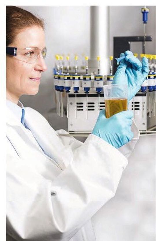 Prüfung einer Olivenölprobe am Nordbayerischen NMR-Zentrum auf dem Campus der Universität Bayreuth. Prüfung einer Olivenölprobe am Nordbayerischen NMR-Zentrum auf dem Campus der Universität Bayreuth.