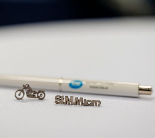 Sie wollen so kleine Komponenten aus fast allen Materialien, ob hart oder weich, präzise und materialschonend fertigen? Dann lohnt sich der Griff zur Mikrowasserstrahl-Schneidanlage von STM. Sie wollen so kleine Komponenten aus fast allen Materialien, ob hart oder weich, präzise und materialschonend fertigen? Dann lohnt sich der Griff zur Mikrowasserstrahl-Schneidanlage von STM.
